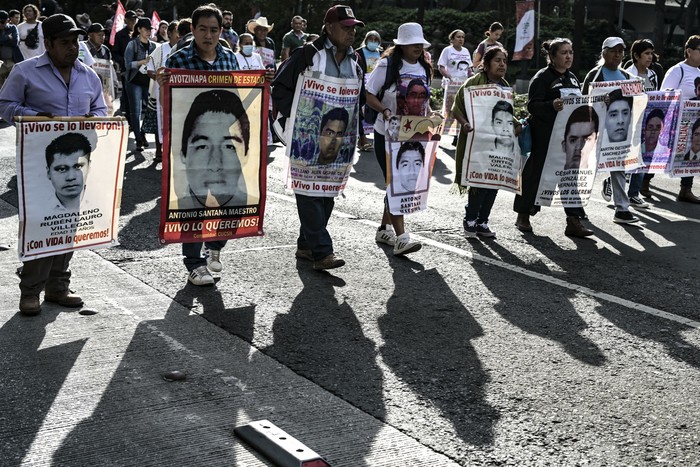 Familiares de víctimas de Ayotzinapa y estudiantes participan en una marcha para exigir justicia en la Ciudad de México, el 26 de agosto. · Foto: Yuri Cortez / AFP