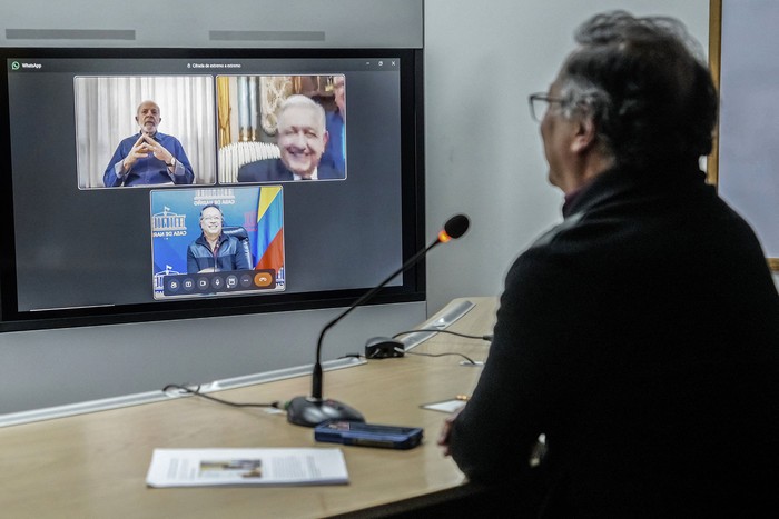 Gustavo Petro, durante una videollamada con Luiz Inácio Lula da Silva y Andrés Manuel López Obrador, el 1° de agosto en Bogotá. Foto: Juan Diego Cano, Presidencia de Colombia, AFP