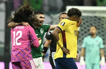 Carlos Acevedo, arquero de México, Johan Vásquez, de México, y Kevin Rodríguez, de Ecuador, el 30 de junio en Ciudad de México. · Foto: Alfredo Estrella, AFP
