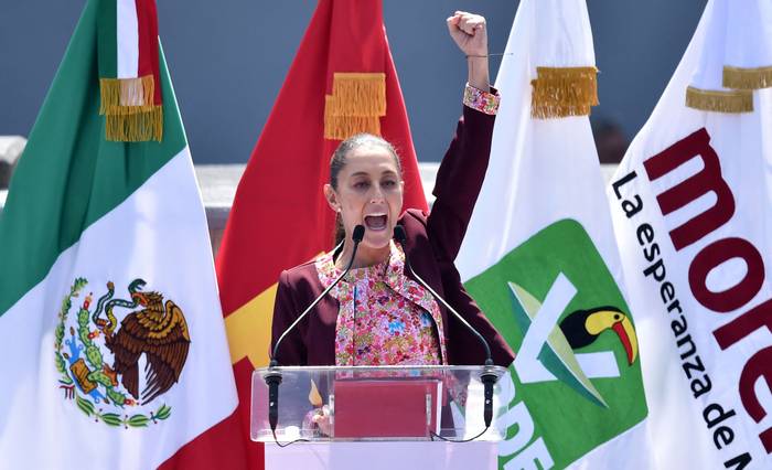 Claudia Sheinbaum luego de registrar oficialmente su candidatura para la coalición Sigamos Haciendo Historia, este domingo, en la Ciudad de México. · Foto: Rodrigo Oropeza, AFP