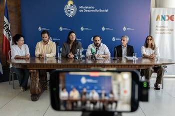 Firma del acuerdo entre el Mides, la ANDE y República Microfinanzas, el 3 de diciembre, en la sede del Mides. · Foto: María Vivanco