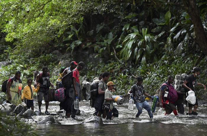 Migrantes haitianos cruzan la selva en el departamento de Chocó, Colombia, rumbo a Panamá, el 26 de septiembre de 2021, tratando de llegar a Estados Unidos. · Foto: Raúl Arboleda, AFP