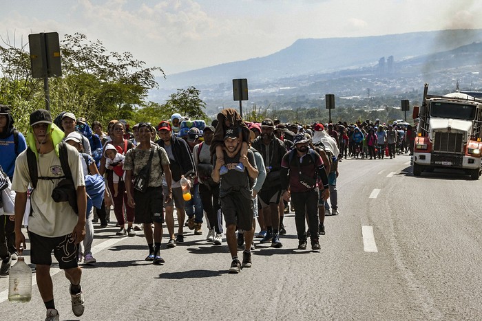 Migrantes caminan hacia Estados Unidos en caravana, el 5 de noviembre, por una carretera en Tuxtla Gutiérrez, estado de Chiapas, México. · Foto: Isaac Guzmán, AFP