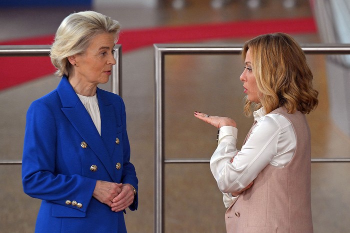 Ursula von der Leyen, presidenta de la Comisión Europea, y Giorgia Meloni, primera ministra italiana, durante una cumbre de la UE y el Consejo de Cooperación del Golfo, el 16 de octubre, en Bruselas. · Foto: Nicolás Tucat, AFP