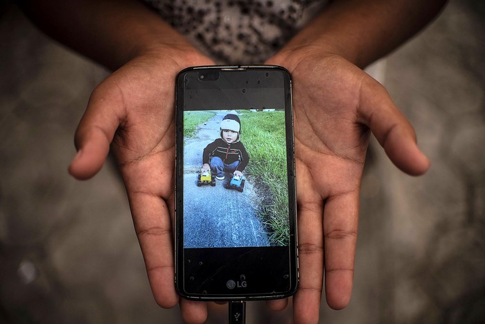 Una migrante hondureña que se dirige a los Estados Unidos muestra una foto de su hijo. La pertenencia más valiosa que lleva consigo, dice, es el teléfono con las fotos.  · Foto: Pedro Pardo, AFP