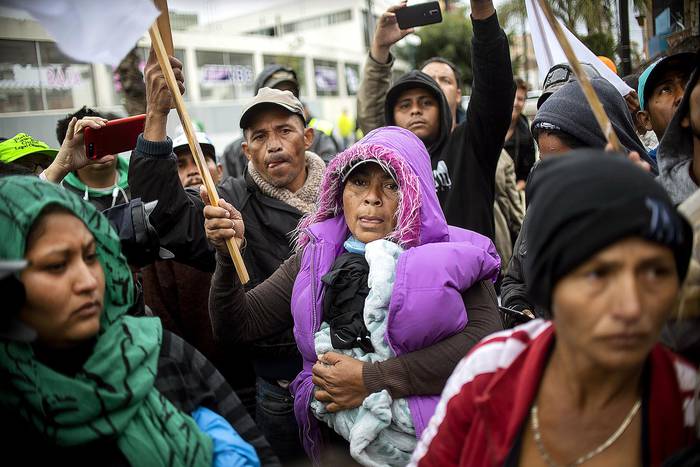 Manifestación de migrantes centroamericanos que han caminado durante más de un mes con la esperanza de llegar a Estados Unidos, en Tijuana, el 29 de noviembre.  · Foto: Pedro Pardo, AFP