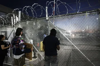 Manifestación frente al centro de detención Delaney Hall, donde el ICE mantiene detenidos a migrantes de varios países, el 4 de agosto, en Nueva Jersey, Estados Unidos. · Foto: Spencer Platt, Getty Images, AFP