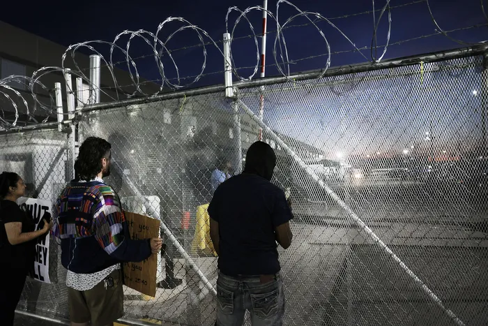 Manifestación frente al centro de detención Delaney Hall, donde el ICE mantiene detenidos a migrantes de varios países, el 4 de agosto, en Nueva Jersey, Estados Unidos. · Foto: Spencer Platt, Getty Images, AFP