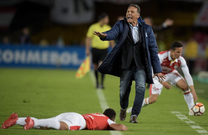 Miguel Russo, durante un partido entre Millonarios de Colombia e Independiente Santa Fe, el 18 de setiembre de 2018 en Bogotá, Colombia. · Foto: Raúl Arboleda, AFP