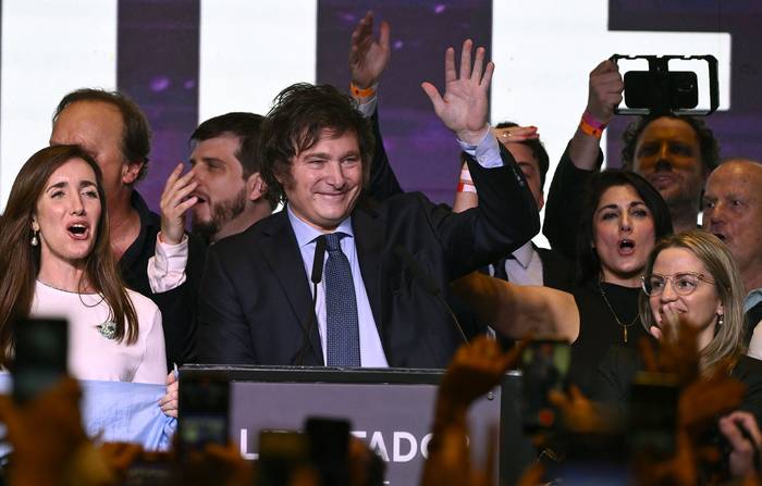 Javier Milei, junto a sus partidarios después de conocer los primeros resultados de las elecciones presidenciales, en Buenos Aires (22.10.2023). · Foto: Luis Robayo, AFP