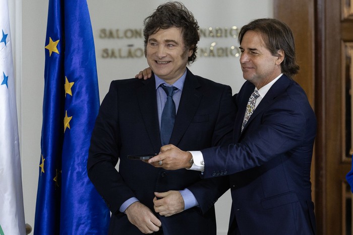 Javier Milei y Luis Lacalle Pou, durante la cumbre del Mercosur. · Foto: Rodrigo Viera Amaral