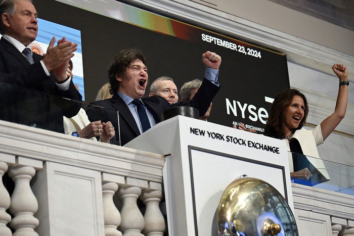 Javier Milei, este lunes, tras tocar la campana de apertura de la Bolsa de Valores de Nueva York. · Foto: Angela Weiss, AFP