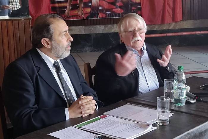 Enrique Malel y Hermes Pastorini, durante una conferencia de prensa, en Paysandú. · Foto: Milton Cabrera