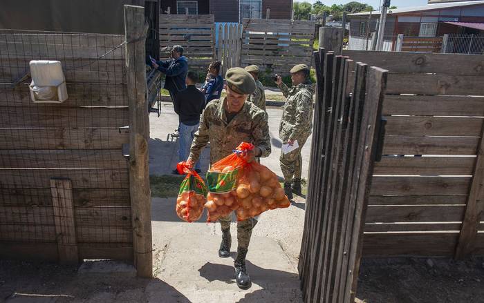 Militares entregan alimentos en la olla Realojo de la Manchega (14.10.2022). · Foto: Alessandro Maradei