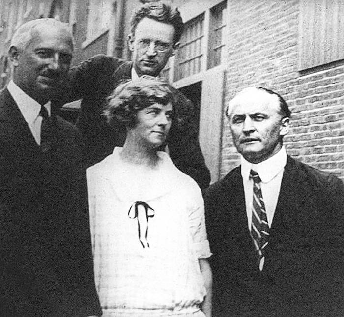 O.D. Munn, Mina Crandon, Malcolm Bird y Harry Houdini. Foto: s/d de autoría, licencia CC.