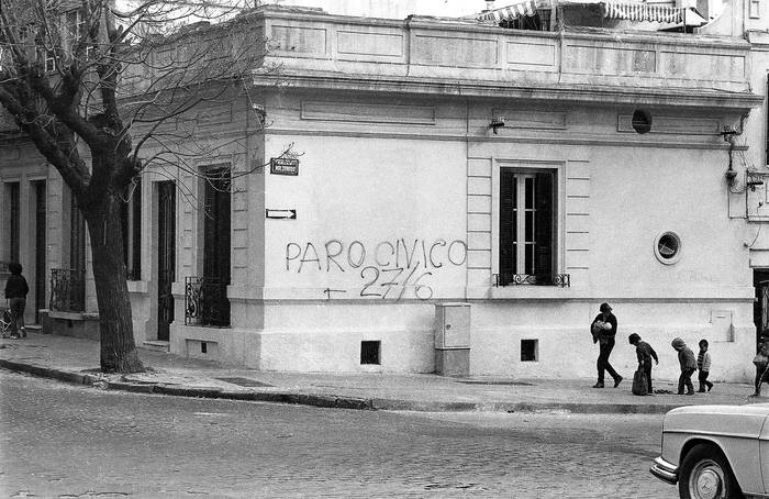 Obligado y Maldonado durante el "paro cívico" convocado por la Intersectorial y la Multipartidaria, el 27 de junio de 1984. · Foto: Agencia Camaratres, CDF