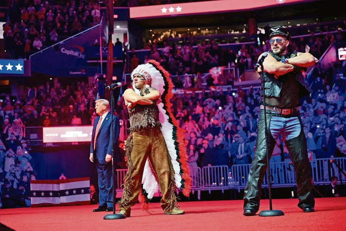 Donald Trump y Village People, el 19 de enero en el Capital One Arena en Washington, DC. · Foto: Jim Watson, AFP