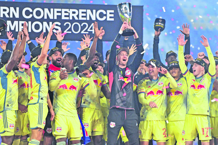 Jugadores de New York Red Bulls festejan tras conquistar la Conferencia Este, el 30 de noviembre, en el Exploria Stadium. · Foto: Julio Aguilar, Getty Images, AFP