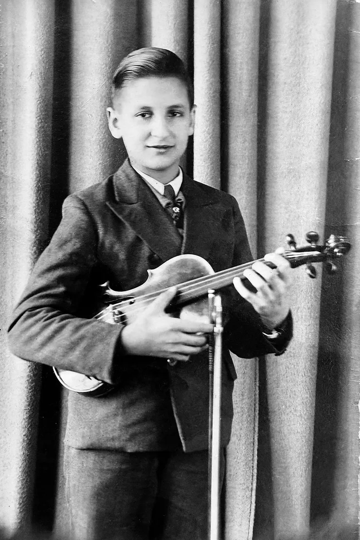 Moisés Lasca. Retrato realizado por Salomón Chiz, otro emigrado polaco, enviado como carta postal a su maestro de música el 30 de agosto de 1939. Gentileza de Daniel Lasca.