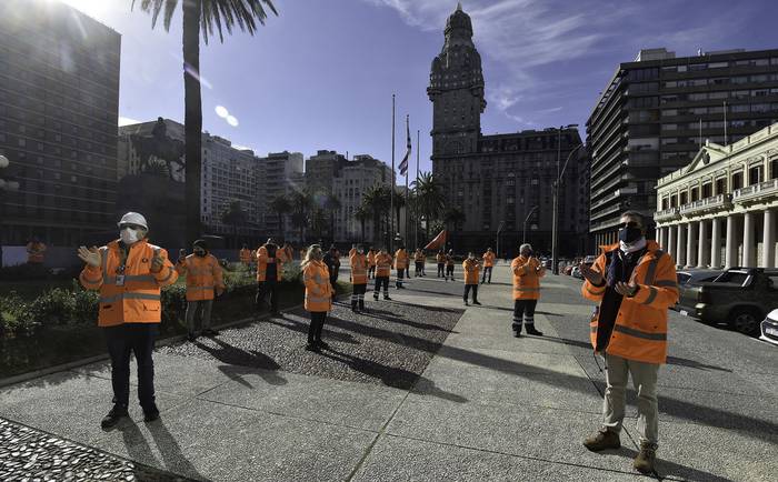 Protesta de trabajadores de Montecon frente a la Torre Ejecutiva (archivo, mayo de 2021). · Foto: Federico Gutiérrez