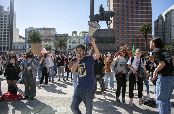 Movilización de estudiantes de formación docente en la plaza Independencia (archivo, setiembre de 2021). · Foto: Alessandro Maradei