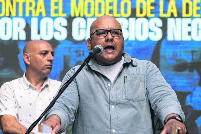 José Olivera, de Fenapes, ayer, en el acto del PIT- CNT en el Centro de Montevideo. · Foto: Ernesto Ryan