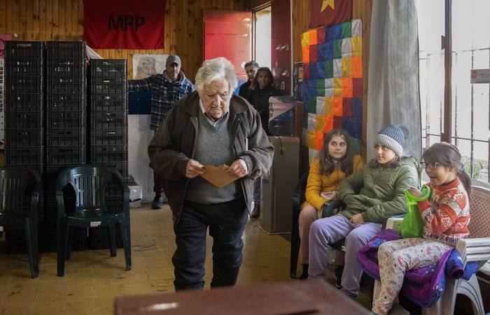 José Mujica vota en las elecciones internas del MPP, en un circuito de Luis Batlle Berres y camino Tomkinson (28.05.2023). · Foto: Mara Quintero