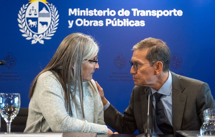 Lucía Etcheverry y Miguel Ostos durante la firma del convenio entre el MTOP, la CAF y la CND, el 28 de mayo, en en el MTOP. · Foto: Gianni Schiaffarino Lucía Etcheverry y Miguel Ostos durante la firma del convenio entre el MTOP, la CAF y la CND, el 28 de mayo, en en el MTOP. · Foto: Gianni Schiaffarino