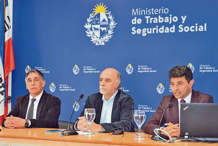 Herbert Pintos, Pablo Mieres y Daniel Pérez, en el Ministerio de Trabajo y Seguridad Social (29.09.2022). · Foto: MTSS