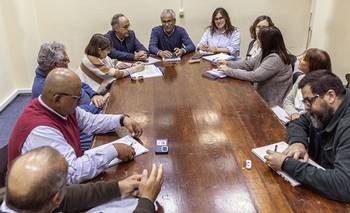 Representantes de la ANEP y de Fenapes reunidos con autoridades del Ministerio de Trabajo, el 21 de abril, en el MTSS. · Foto: Ernesto Ryan