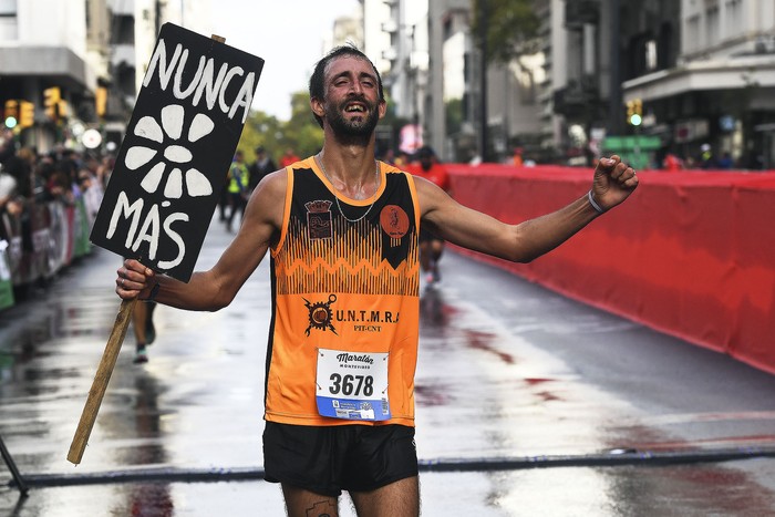 Leonel Cardozo en la llegada en la 21k durante la Maratón de Montevideo. · Foto: Sandro Pereyra, Agencia Gamba