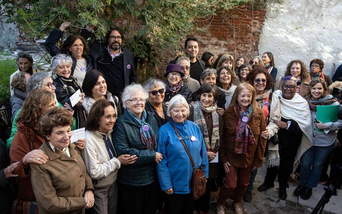 Colectivo Mujeres con Historias, de adultas mayores en la  la casa donde se va a construir la primera vivienda colaborativa feminista del Uruguay. · Foto: Mara Quintero