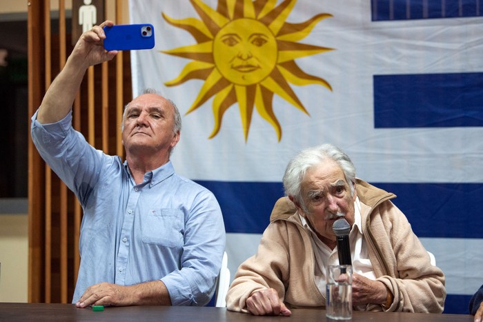 Richard Read y José Mujica, el 19 de noviembre, en el Club Cervecerías del Uruguay. · Foto: Gianni Schiaffarino