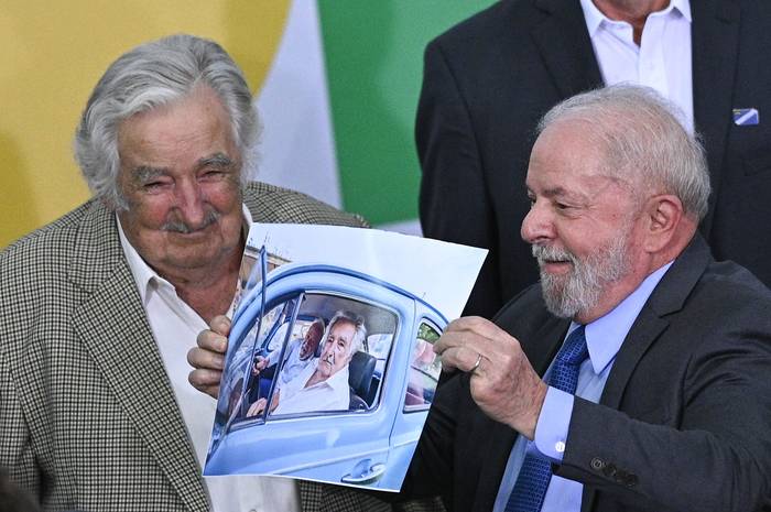 José Mujica y Luiz Inácio Lula da Silva, durante el encuentro de la Confederación Sindical de Trabajadores de las Américas (CSA), el 1° de febrero, en el Palacio del Planalto, en Brasilia. · Foto: Andrés Borges, EFE