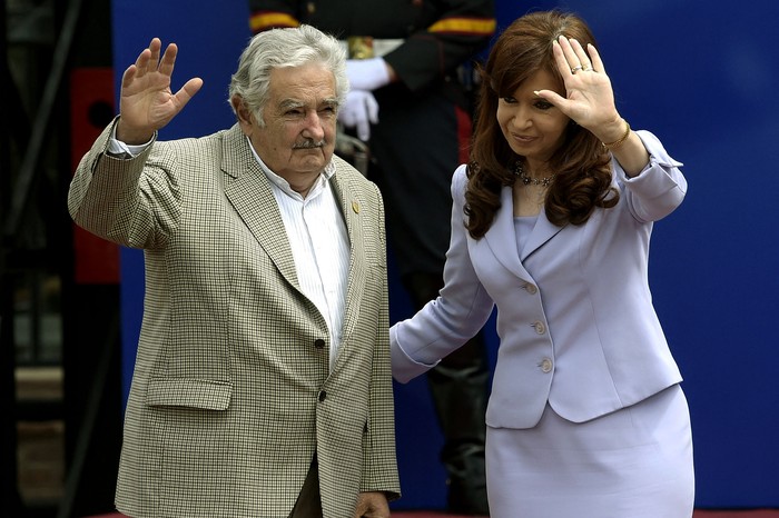 El presidente de Uruguay, José Mujica, y la presidenta de Argentina, Cristina Fernández, durante la Cumbre del Mercosur, en Paraná, Entre Ríos, Argentina, el 17 de diciembre de 2014. · Foto: Juan Mabromata / AFP