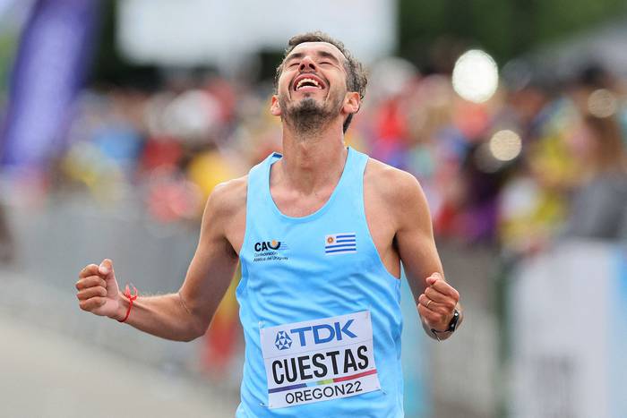 El uruguayo Nicolás Cuestas en la llegada de la Maratón Masculino del Campeonato Mundial de Atletismo Oregon22. · Foto: Andy Lyons, Getty Images, AFP