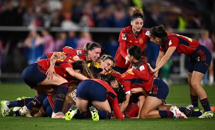 Las jugadoras de España tras la victoria en la final de la Copa Mundial Femenina ante Inglaterra ayer, en el Estadio Australia, en Sídney. · Foto: Dan Himbrechts, EFE