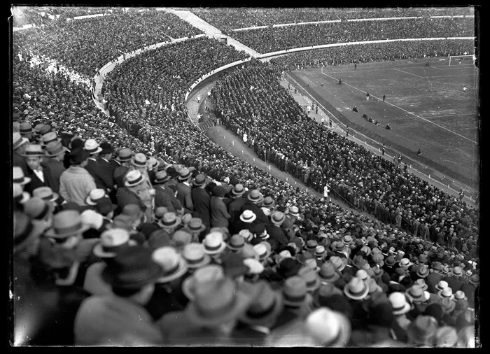 Tribuna Olímpica del estadio Centenario durante un partido del Mundial de fútbol, julio de 1930. · Foto: Centro de Fotografía, s/d de autor