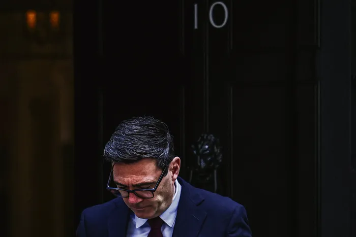 Andy Burnham sale del número 10 de Downing Street, el 9 de setiembre, en el centro de Londres. Foto: Henry Nicholls, AFP