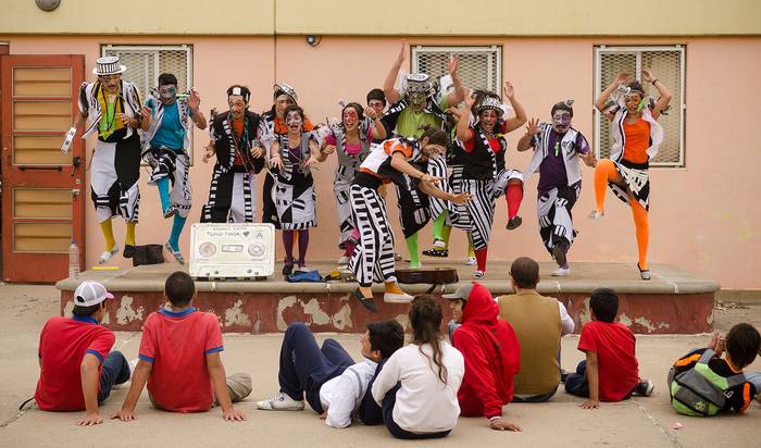 Actuación de la Murga La Tunga Tunga, en un colegio secundario de la ciudad de Córdoba, Argentina.  (archivo, marzo de 2013) · Foto: Andrés Cuenca