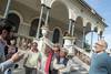 Andrés Azpiroz (i), director del Museo Histórico Nacional, durante la visita guiada a la casa quinta de Batlle, ayer.
· Foto: Ricardo Antúnez Andrés Azpiroz (i), director del Museo Histórico Nacional, durante la visita guiada a la casa quinta de Batlle, ayer.
· Foto: Ricardo Antúnez