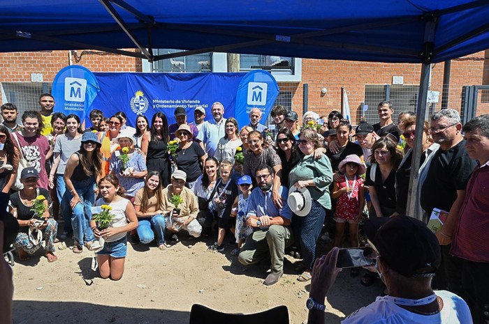Foto principal del artículo 'MVOT entregó 46 viviendas a familias realojadas de asentamiento de Flor de Maroñas' · Foto: Presidencia