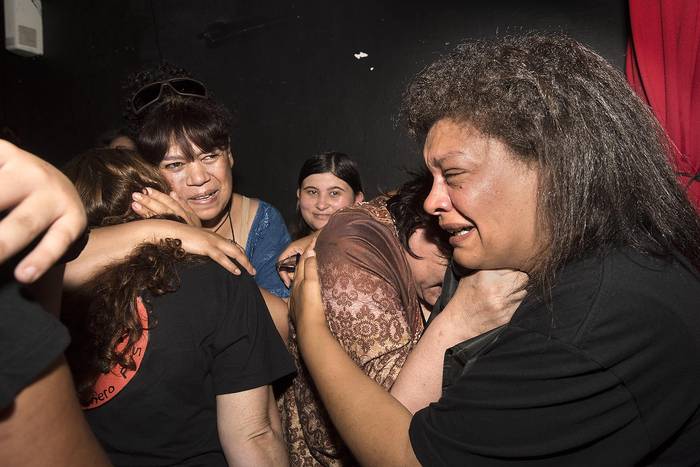 Integrantes de una cooperativa de viviendas festejan durante el sorteo de préstamos para construcción realizado ayer por el MVOTMA.  · Foto: Federico Gutiérrez