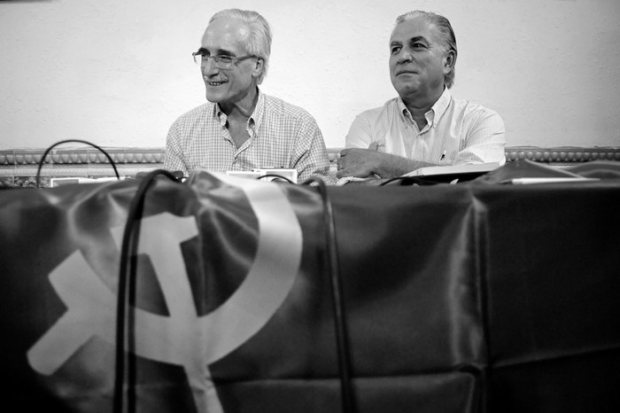 Eduardo Lorier y Jorge Venegas, ayer, en la sede del Partido Comunista.  · Foto: Santiago Mazzarovich