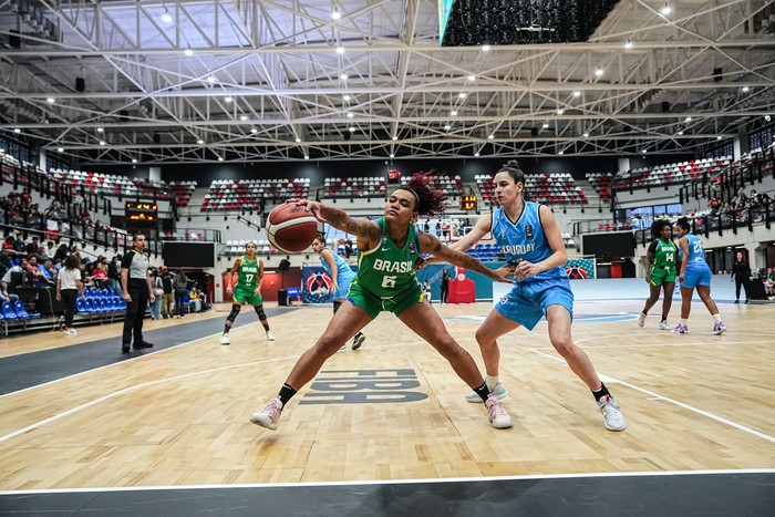 Sabrina Molina, de Uruguay, y Sassá Gonçalves, de Brasil, el 1º de setiembre, en el Centro de Deportes Colectivos, en Santiago. · Foto: FIBA Américas