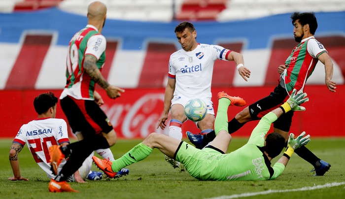 Gonzalo Bergesio, de Nacional y Danilo Lerda, de Deportivo Maldonado, este domingo, en el Gran Parque Central. · Foto: Mariana Greif