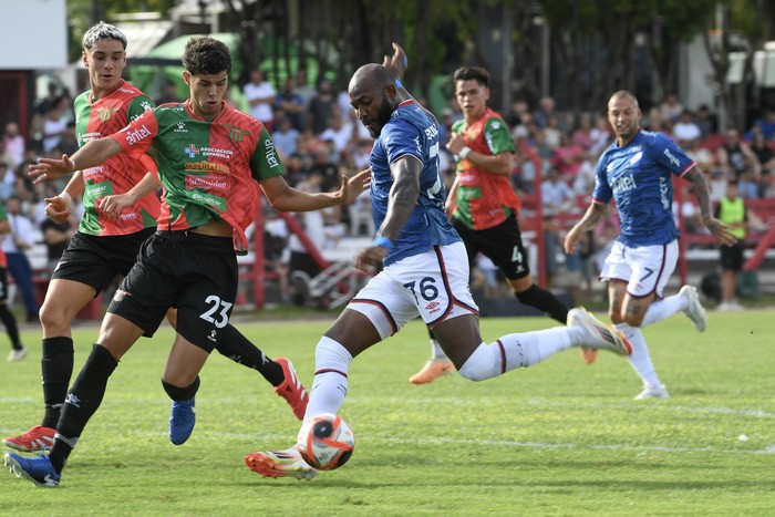 Mateo Rivero, de Boston River y Diego Herazo, de Nacional, el 22 de febrero en el estadio Campeones Olímpicos, en Florida. · Foto: Sandro Pereyra, Agencia Gamba