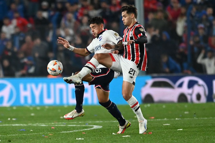 Alexis Castro, de Nacional, y Damián Bobadilla, de San Pablo, el 15 de agosto en el Gran Parque Central. · Foto: Alessandro Maradei