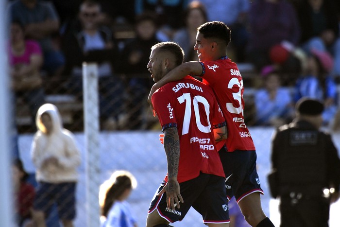 Nicolás López y Rodrigo Chagas, de Nacional, tras convertir el gol a Cerro Largo, el 13 de octubre, en el estadio Antonio Ubilla, en Melo. · Foto: Fernando Morán