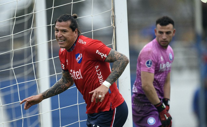 Federico Santander, de Nacional, tras convertir el cuarto gol a Cerro Largo, este domingo, en el estadio Antonio Ubilla, en Melo. · Foto: Fernando Morán